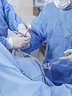 Deux chirurgiens orthopédiques pratiquent une ligamentoplastie du genou sous arthroscopie - MACSF