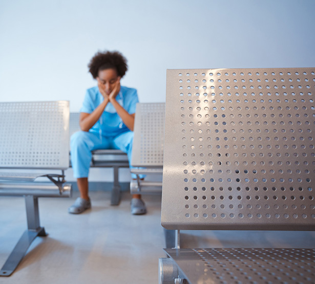 Une infirmière déprimée sur une chaise - MACSF