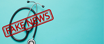Un stéthoscope posé sur un fond bleu avec la mention fake news - MACSF