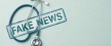 Un stéthoscope posé sur un fond vert avec la mention fake news - MACSF