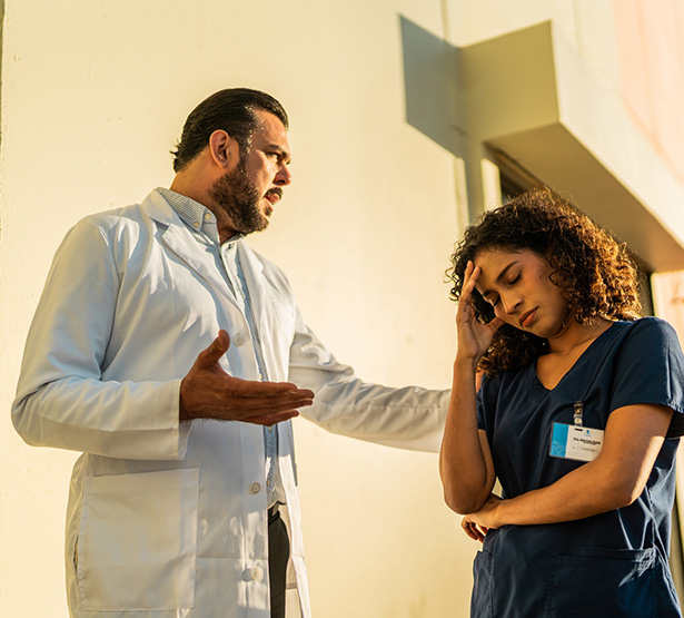 Médecin en colère parlant à une infirmière devant l’hôpital - MACSF