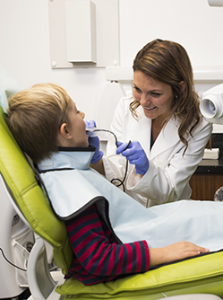 Un enfant recevant des soins dentaires - MACSF