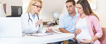 Une femme enceinte et son mari en consultation chez le médecin - MACSF