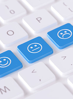 Boutons de clavier bleus représentant 3 icones de smiley - MACSF