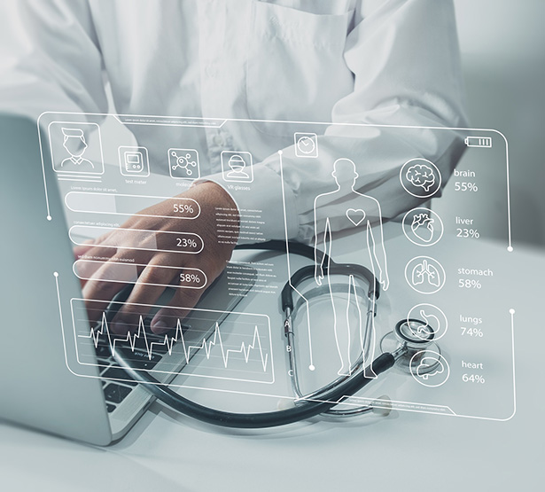 Un stéthoscope posé sur un ordinateur portable utilisé par un professionnel de santé, avec des icônes médicales numériques en surimpression - MACSF