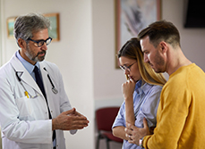 Un médecin annonce une mauvaise nouvelle à un couple - MACSF