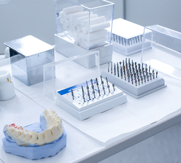 Des instruments posés sur une table dans un cabinet dentaire - MACSF