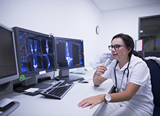 Une radiologue dicte un compte-rendu en visionnant les radios à l'écran - MACSF