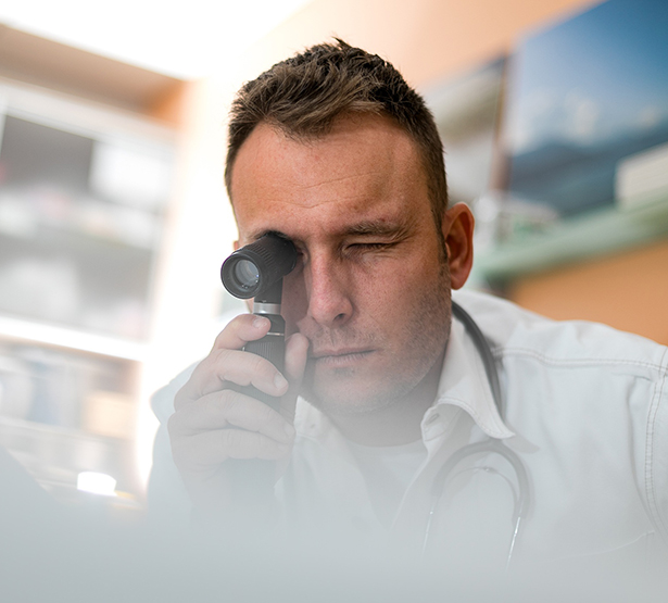 Un dermatologue utilisant un dermatoscope - MACSF