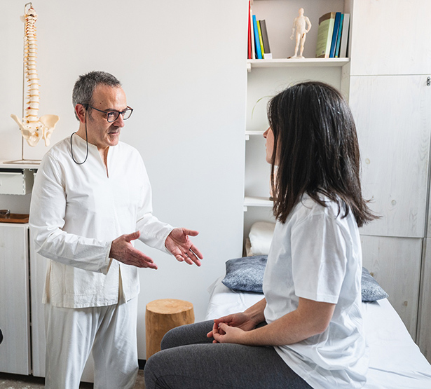 Un kinésithérapeute apporte des explications à une patiente - MACSF