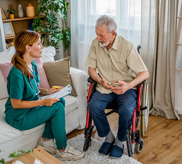 Une infirmière à domicile discute avec son patient - MACSF
