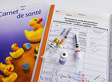 Vaccins posés sur la page des vaccinations d'un carnet de santé - MACSF