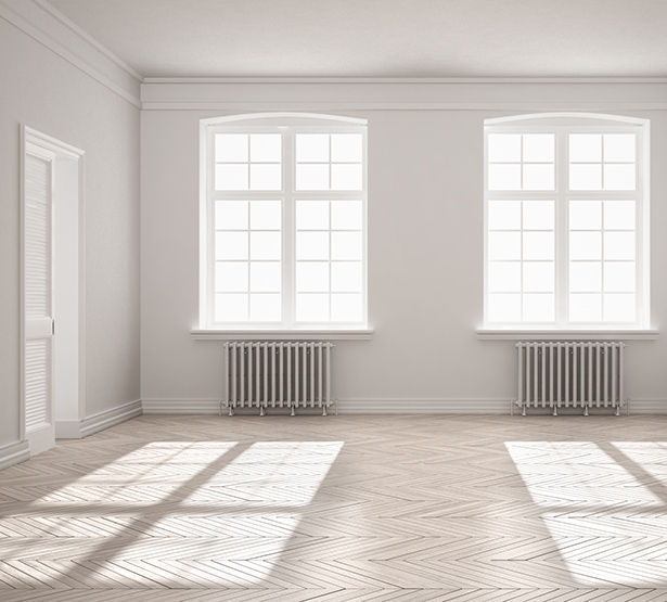 Pièce blanche vide avec la lumière des fenêtres qui se reflète sur le parquet - MACSF