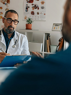 Un médecin en consultation avec un patient - MACSF