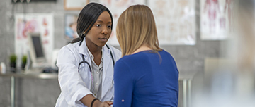 Une femme médecin réconforte une patiente - MACSF