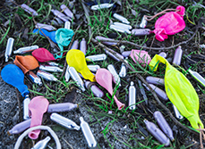 Des cartouches de gaz hilarant et des ballons dégonflés étalés dans l'herbe - MACSF