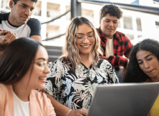Etudiants ensemble devant un ordinateur et comment gérer au mieux son budget - conseils MACSF