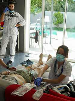 Une équipe du SMUR soigne un patient à son domicile - MACSF