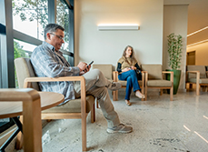 Un homme et une femme patiente dans la salle d'attente du médecin - MACSF