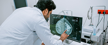 Un médecin pointe du doigt l'écran de l'ordinateur montrant une imagerie médicale - MACSF