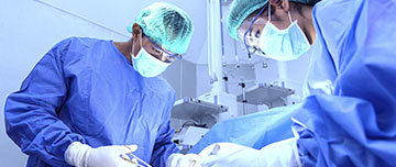 Deux chirurgiens opèrent | MACSF