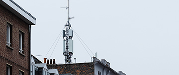 Antenne relais sur le toit d'un bâtiment en ville - MACSF