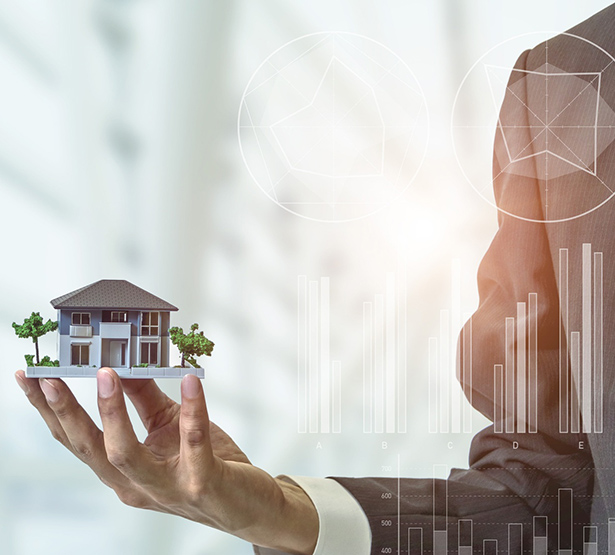 Une main tenant une maquette de maison avec des statistiques en filigrane - MACSF