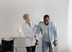 Un médecin aide un patient à marcher | MACSF