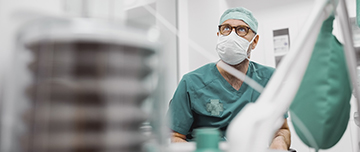 Un anesthésiste masculin en salle d'opération - MACSF