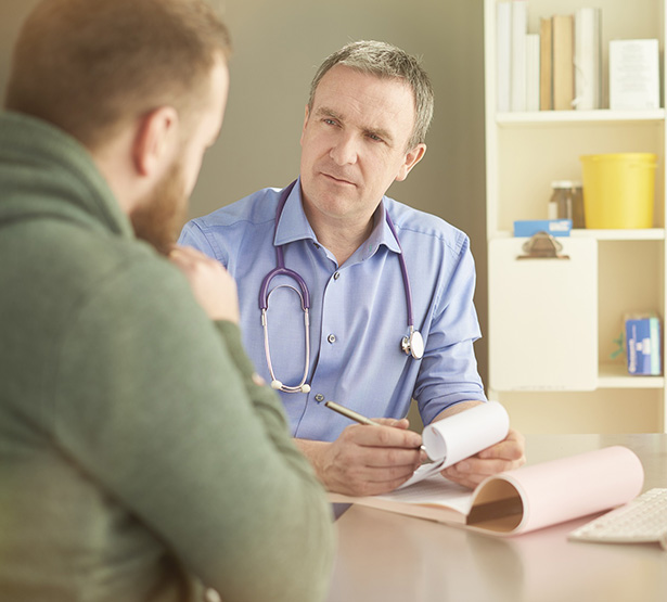 Médecin écoute son patient - MACSF
