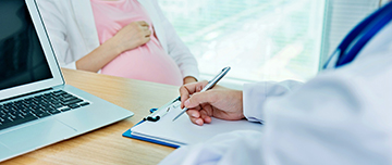 Une femme enceinte en consultation - MACSF