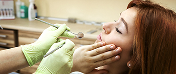 Une patiente chez le dentiste souffre des dents - MACSF