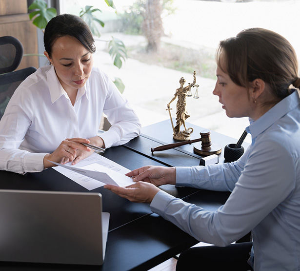 Deux femmes échangent sur un document - MACSF