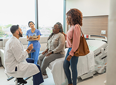 Une patiente et sa fille écoutent le médecin à l'hôpital - MACSF