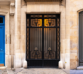 Porte noire d'immeuble parisien - MACSF