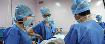 une sage-femme parle à la patiente en salle d'accouchement | MACSF