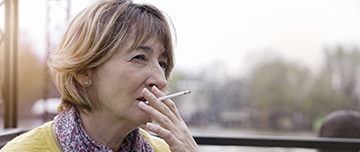 Femme portant une cigarette à sa bouche - MACSF