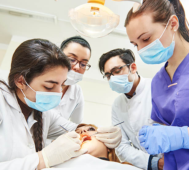 Une étudiante réalise un stage en chirurgie dentaire - MACSF