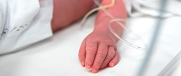 Main d'un nouveau-né à l'hôpital - MACSF