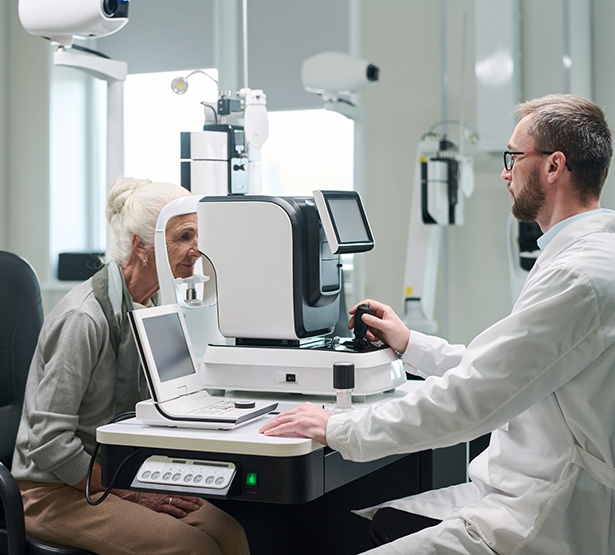 Une femme âgée fait un examen à l'aide de matériel ophtalmologique - MACSF