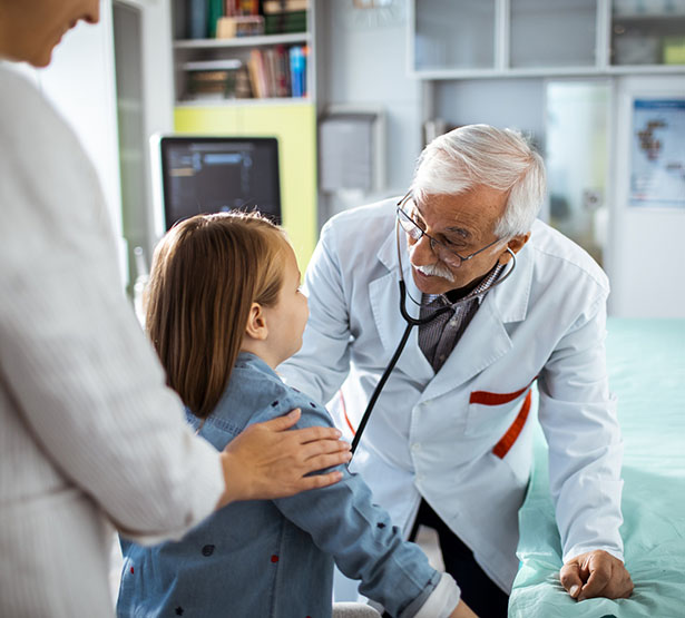 Un médecin senior écoute les bruits du cœur d'une jeune fille avec son stéthoscope - MACSF