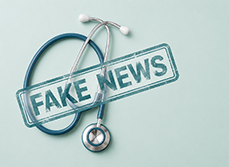 Un stéthoscope posé sur un fond vert avec la mention fake news - MACSF