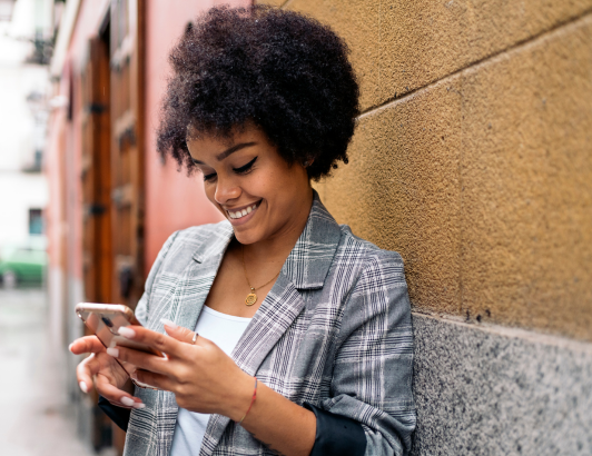 femme regardant son téléphone