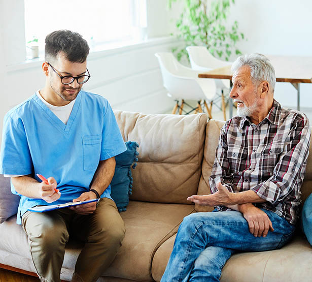Infirmier en consultation au domicile d'un patient - MACSF